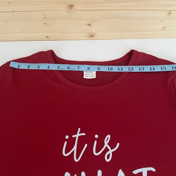 NWOT Burgundy Graphic Print “IT IS WHAT IT IS” Women’s Medium Fun Slogan T-shirt - Picture 7 of 11